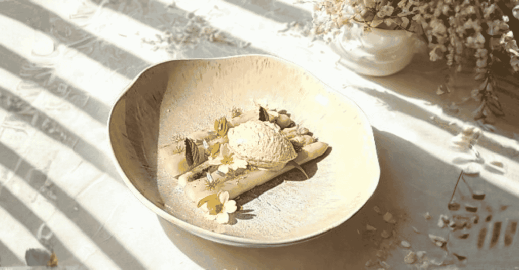 Asperges à l'étouffée aux herbes sauvages d'Éric Guérin